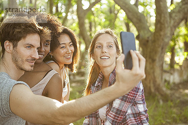 Junge Freunde machen ein Selfie mit ihrem Smartphone im Freien