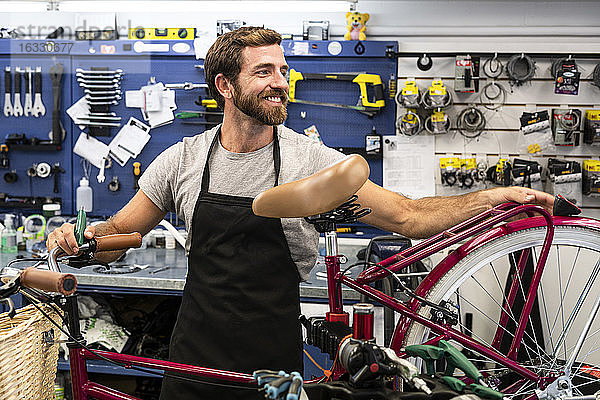 Mechaniker repariert Fahrrad in der Werkstatt