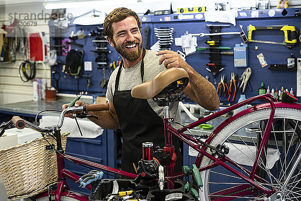 Mechaniker repariert Fahrrad in der Werkstatt