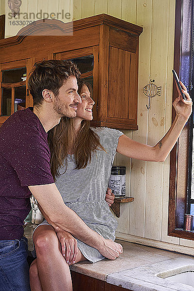 Junges Paar macht Selfie mit Smartphone