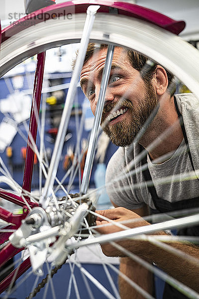 Mechaniker repariert Fahrradreifen in der Werkstatt