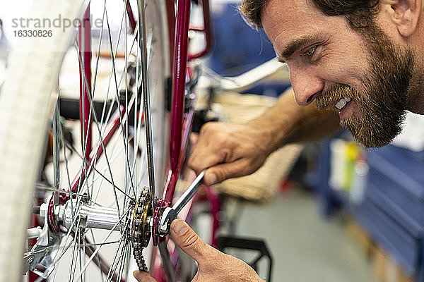 Mechaniker repariert Fahrradreifen in der Werkstatt