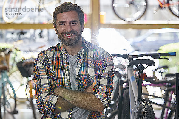 Besitzer sitzt im Fahrradladen