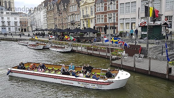 Touristenboot auf dem Fluss Leie  Gent  Flandern  Belgien  Europa