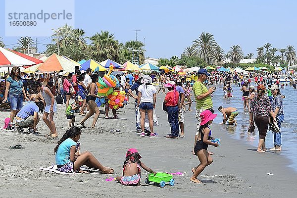 Viele Besucher am Strand an einem Feiertag  Paracas  Region Ica  Peru  Südamerika