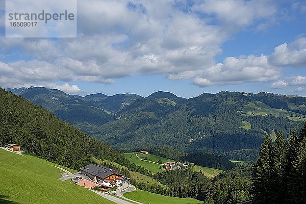 Bauernhof Oberstein am Erlerberg  im Hintergrund Berge Sachranger Tal  Erl  Inntal  Tirol  Österreich  Europa