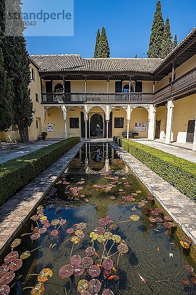Innenhof mit Brunnen  Casa del Chapiz  Escuela de Estudios Árabes  altes maurisches Haus  Granada  Andalusien  Spanien  Europa