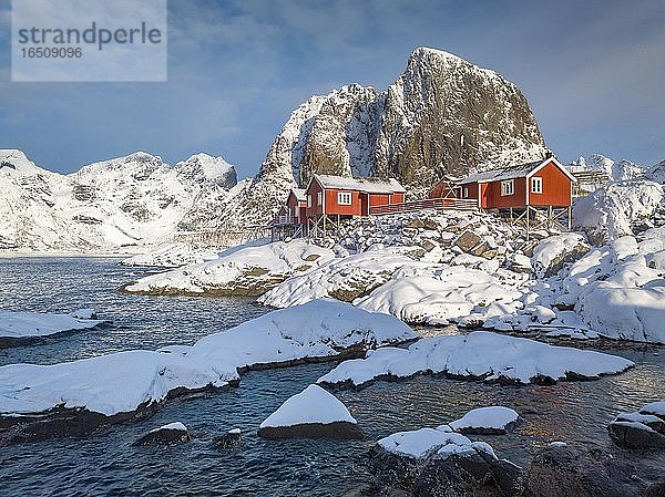 Rorbuer Fischerhütten am verschneiten Fjord  Ortsansicht Fischerdorf Hamnoy  Hamnøya  Moskenesøy  Nordland  Lofoten  Norwegen  Europa