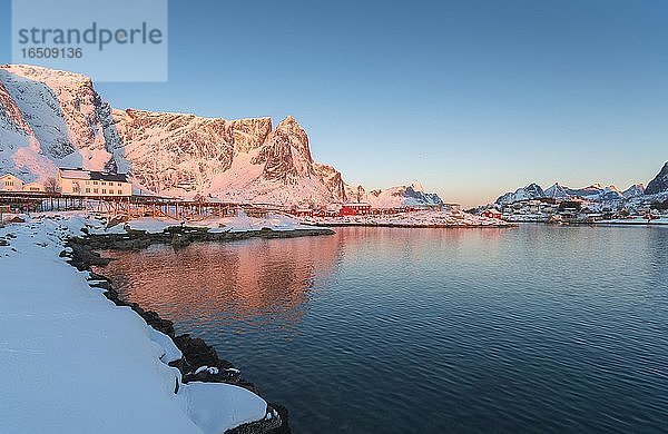 Morgenlicht im winterlichen Fischerdorf reine  Reine  Nordland  Lofoten  Norwegen  Europa