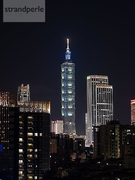Beleuchteter Taipei 101 Tower mit Wolkenkratzern in der Nacht  Taipei  Taiwan  Asien