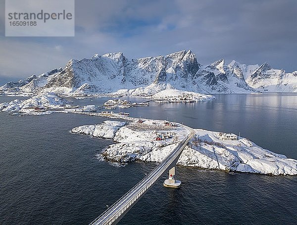 Verschneite Landschaft am Fjord mit Hamnoy Brücke  Drohnenaufnahme  Hamnøy  Nordland  Lofoten  Norwegen  Europa