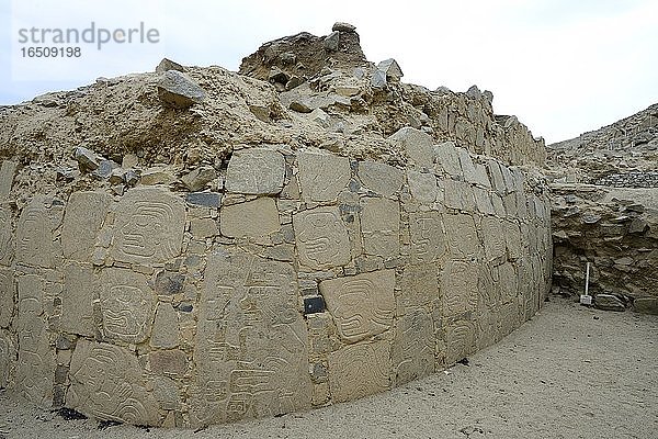 Mauer mit Darstellungen von Kriegern und Geköpften  Basrelief  Ruinen von Cerro Sechín  Casma  Region Ancash  Peru  Südamerika
