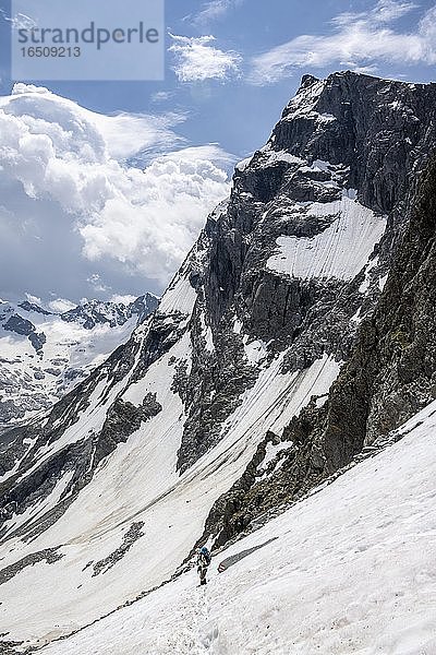 Wanderin überquert Schneefeld  Abstieg von der Mörchnerscharte zum Floitengrund  Großer Mörchner  Berliner Höhenweg  Zillertaler Alpen  Zillertal  Tirol  Österreich  Europa