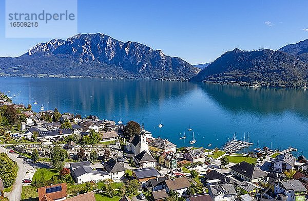 Drohnenaufnahme  Unterach am Attersee mit Höllengebirge  Salzkammergut  Oberösterreich  Österreich  Europa