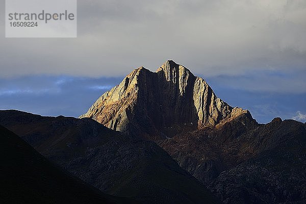 Bunter Berg im Abendlicht  Ruta 110  bei Chavín de Huántar  Region Ancash  Peru  Südamerika