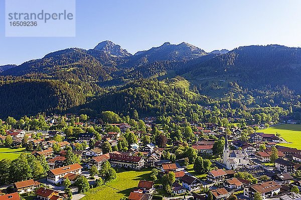 Bayrischzell  Berge Wendelstein und Wildalpjoch  Leitzachtal  Mangfallgebirge  Drohnenaufnahme  Oberbayern  Bayern  Deutschland  Europa