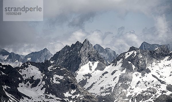 Schroffe Berggipfel  Hornspitze oder Berliner Spitze  schneebedeckte Berge  hochalpine Landschaft bei Nebel  Berliner Höhenweg  Zillertaler Alpen  Zillertal  Tirol  Österreich  Europa