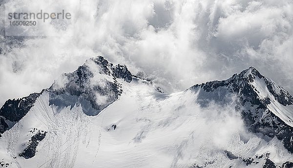 Schroffe Berggipfel  links Rossgruspitz  rechts Großer Möseler  Gletscher Waxeggkees  schneebedeckte Berge  hochalpine Landschaft bei Nebel  Berliner Höhenweg  Zillertaler Alpen  Zillertal  Tirol  Österreich  Europa