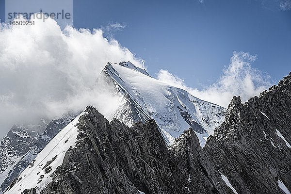 Schroffe Berggipfel  Großer Möseler mit Gletscher Furtschaglkees  vorne Furtschaglspitze  schneebedeckte Berge  hochalpine Landschaft bei Nebel  Berliner Höhenweg  Zillertaler Alpen  Zillertal  Tirol  Österreich  Europa