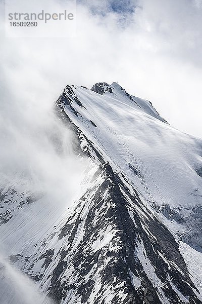 Schroffe Berggipfel  Großer Möseler  schneebedeckte Berge  hochalpine Landschaft bei Nebel  Berliner Höhenweg  Zillertaler Alpen  Zillertal  Tirol  Österreich  Europa