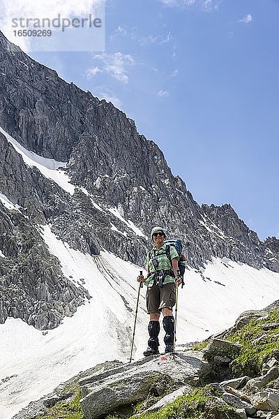 Wanderin beim Aufstieg zur Mörchnerscharte  Berliner Höhenweg  Zillertaler Alpen  Zillertal  Tirol  Österreich  Europa