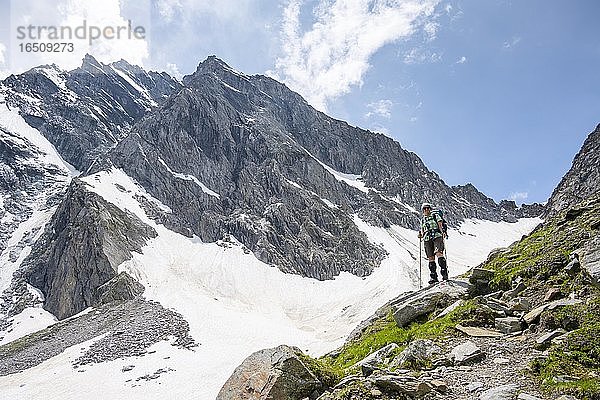 Wanderin beim Aufstieg zur Mörchnerscharte  Berliner Höhenweg  hinten Großer und Kleiner Mörchner  Zillertaler Alpen  Zillertal  Tirol  Österreich  Europa