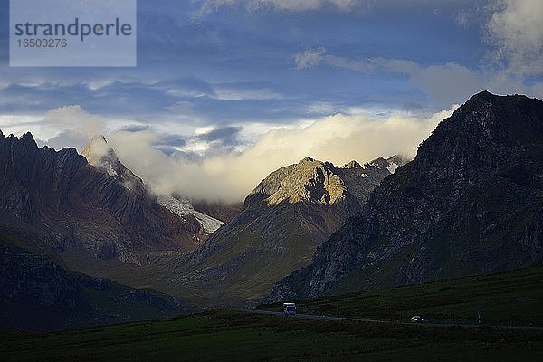 Abendsonne auf den Bergen über der kurvigen Bergstraße  Ruta 110  bei Chavín de Huántar  Region Ancash  Peru  Südamerika