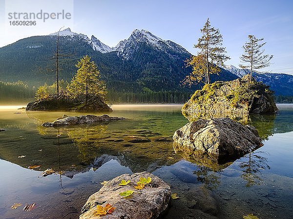 Hintersee mit Morgennebel bei Sonnenaufgang  hinten Hochkalter  Nationalpark Berchtesgaden  Ramsau  Oberbayern  Bayern  Deutschland  Europa