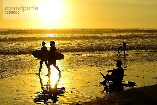 Leute am Strand mit Surfbrett bei Sonnenuntergang  Huanchaco  Region La Libertad  Peru  Südamerika