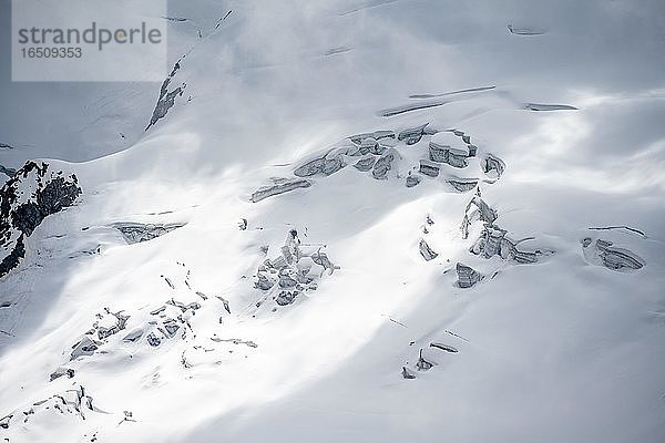 Schneebedeckter Gletscher Waxeggkees  hochalpine Landschaft bei Nebel  Berliner Höhenweg  Zillertaler Alpen  Zillertal  Tirol  Österreich  Europa