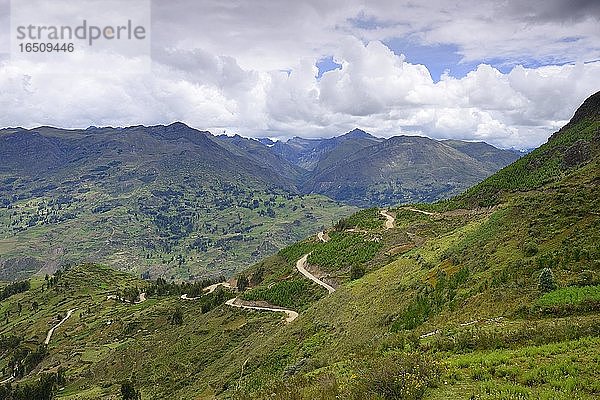 Kurvige Bergstraße  Ruta 111  bei Huaraz  Regio Ancash  Peru  Südamerika