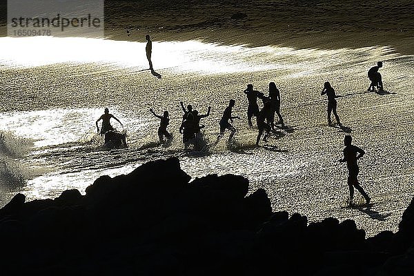 Badende am Strand der Quebrada de la Huaca  auch Puerto Inca  Chala  Region Arequipa  Peru  Südamerika