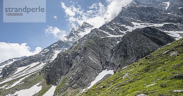 Wanderer beim Abstieg von der Mörchnerscharte zu der Berliner Hütte  Berliner Höhenweg  Zillertaler Alpen  Zillertal  Tirol  Österreich  Europa