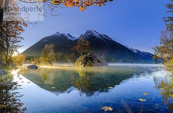 Hintersee mit Morgennebel bei Sonnenaufgang  Wasserspiegelung  hinten Hochkalter  Nationalpark Berchtesgaden  Ramsau  Oberbayern  Bayern  Deutschland  Europa