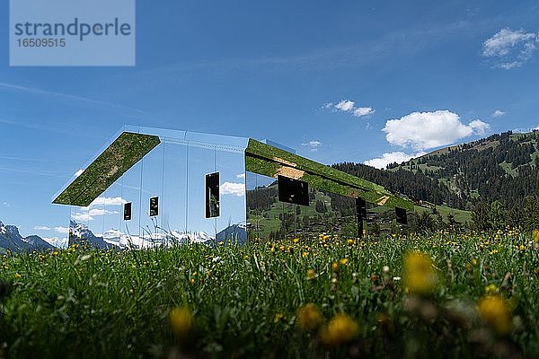 Kunstgalerie Mirage Gstaad  Spiegelhaus auf Berg bei Gstaad  Berner Oberland  Schweiz  Europa
