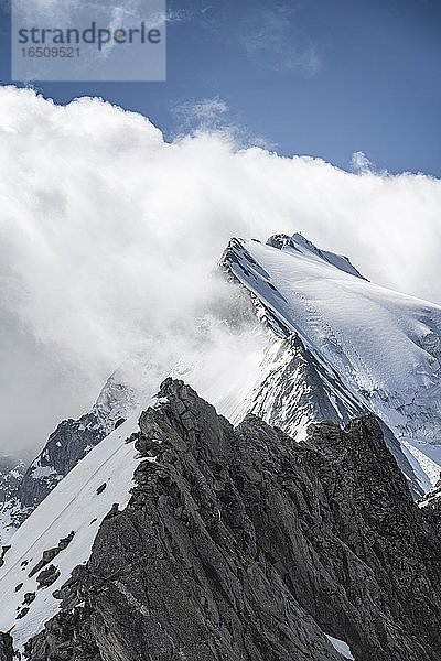 Schroffe Berggipfel  Großer Möseler mit Gletscher Furtschaglkees  schneebedeckte Berge  hochalpine Landschaft bei Nebel  Berliner Höhenweg  Zillertaler Alpen  Zillertal  Tirol  Österreich  Europa