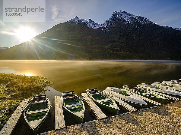 Ruderboote am Hintersee mit Morgennebel bei Sonnenaufgang  hinten Hochkalter  Nationalpark Berchtesgaden  Ramsau  Oberbayern  Bayern  Deutschland  Europa