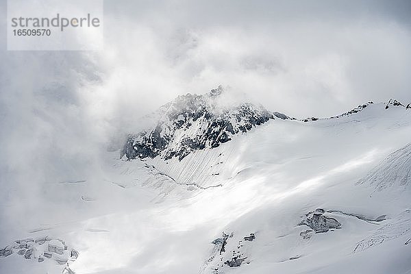 Schroffe Berggipfel  Rossgruspitz mit Abbruchkante  Gletscher Waxeggkees  schneebedeckte Berge  hochalpine Landschaft bei Nebel  Berliner Höhenweg  Zillertaler Alpen  Zillertal  Tirol  Österreich  Europa