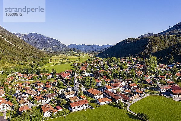 Bayrischzell  Leitzachtal  Mangfallgebirge  Drohnenaufnahme  Oberbayern  Bayern  Deutschland  Europa