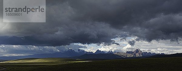 Bergkette der Cordillera Blanca unter dunklen Wolken  Ruta 110  bei Chavín de Huántar  Region Ancash  Peru  Südamerika