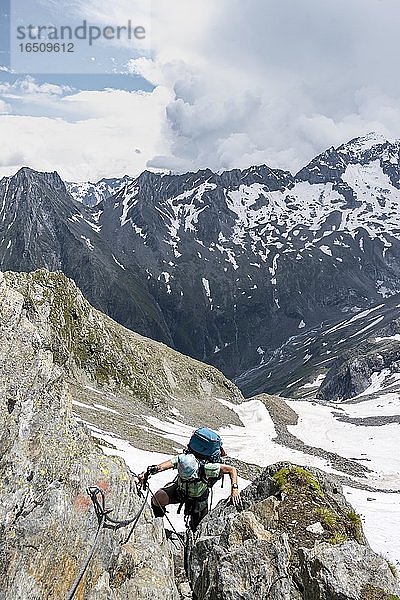 Gesicherter Steig am Wanderweg  Wanderin beim Abstieg von der Mörchnerscharte zum Floitengrund  Kleiner und Großer Mörchner  Berliner Höhenweg  Zillertaler Alpen  Zillertal  Tirol  Österreich  Europa
