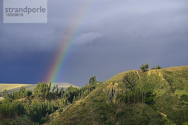 Regenbogen vor dunklen Wolken  Ruta 111  bei Huaraz  Regio Ancash  Peru  Südamerika