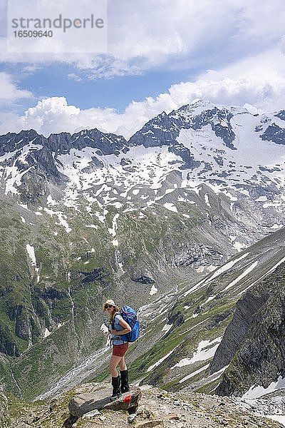 Wanderin beim Abstieg von der Mörchnerscharte zum Floitengrund  hinten Großer Löffler  Berliner Höhenweg  Zillertaler Alpen  Zillertal  Tirol  Österreich  Europa