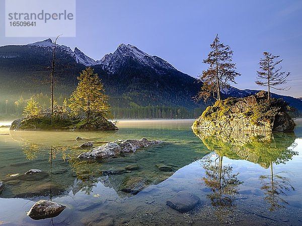 Hintersee mit Morgennebel bei Sonnenaufgang  hinten Hochkalter  Nationalpark Berchtesgaden  Ramsau  Oberbayern  Bayern  Deutschland  Europa