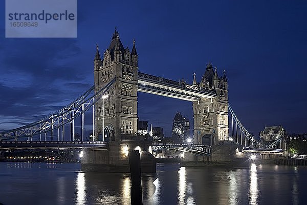 Vue Nocturne Tower Bridge  London  Angleterre  Grande-Bretagne