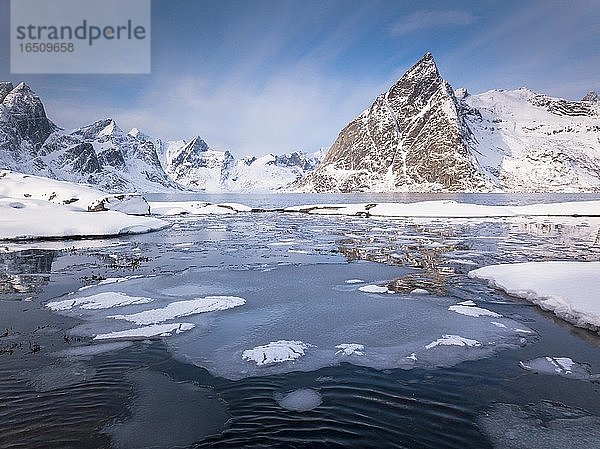 Verschneite Landschaft am Fjord  Hamnoy  Nordland  Lofoten  Norwegen  Europa