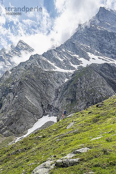 Wanderer beim Abstieg von der Mörchnerscharte zu der Berliner Hütte  Berliner Höhenweg  Zillertaler Alpen  Zillertal  Tirol  Österreich  Europa