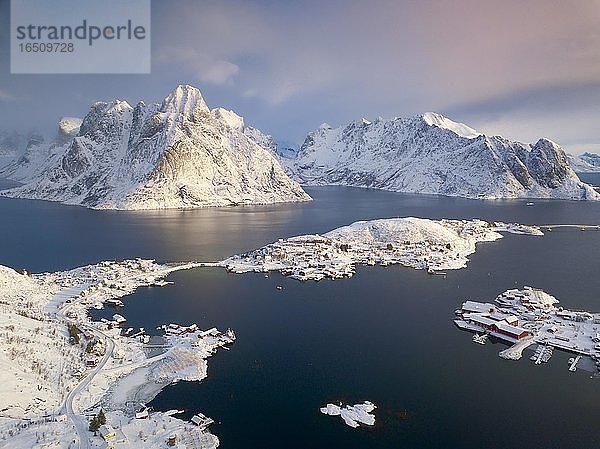 Luftaufnahme  Fischerdorf Reine im Winter in der Morgendämmerung  verschneite Landschaft  Reinefjord  Moskenesøya  Nordland  Lofoten  Norwegen  Europa