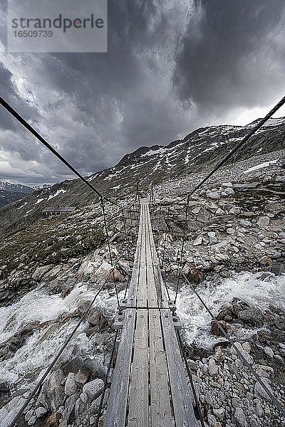 Hängebrücke über Wildbach an der Olpererhütte  Zillertaler Alpen  Gletscher Schlegeiskees  Zillertal  Tirol  Österreich  Europa