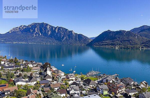 Drohnenaufnahme  Unterach am Attersee mit Höllengebirge  Salzkammergut  Oberösterreich  Österreich  Europa